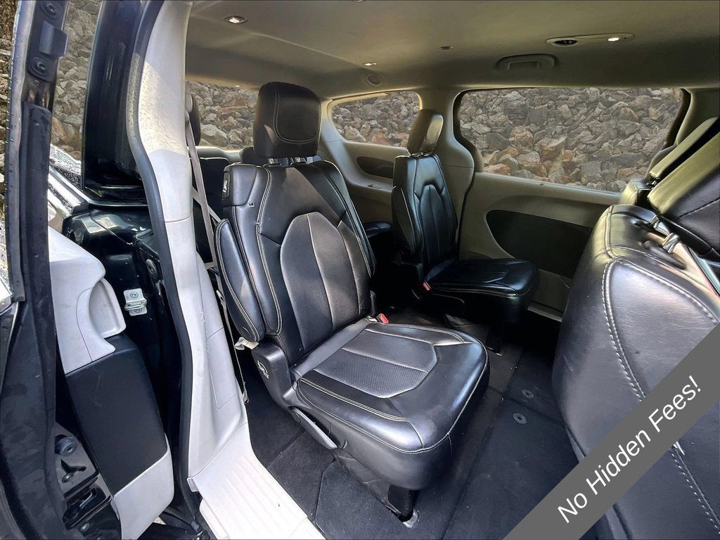 Used 2023 Chrysler Pacifica Touring-L FWD image 24