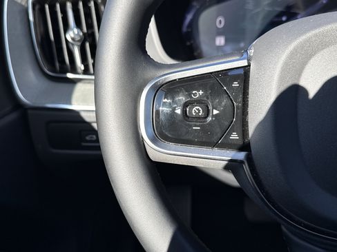 Used 2025 Volvo XC60 B5 Plus image 19