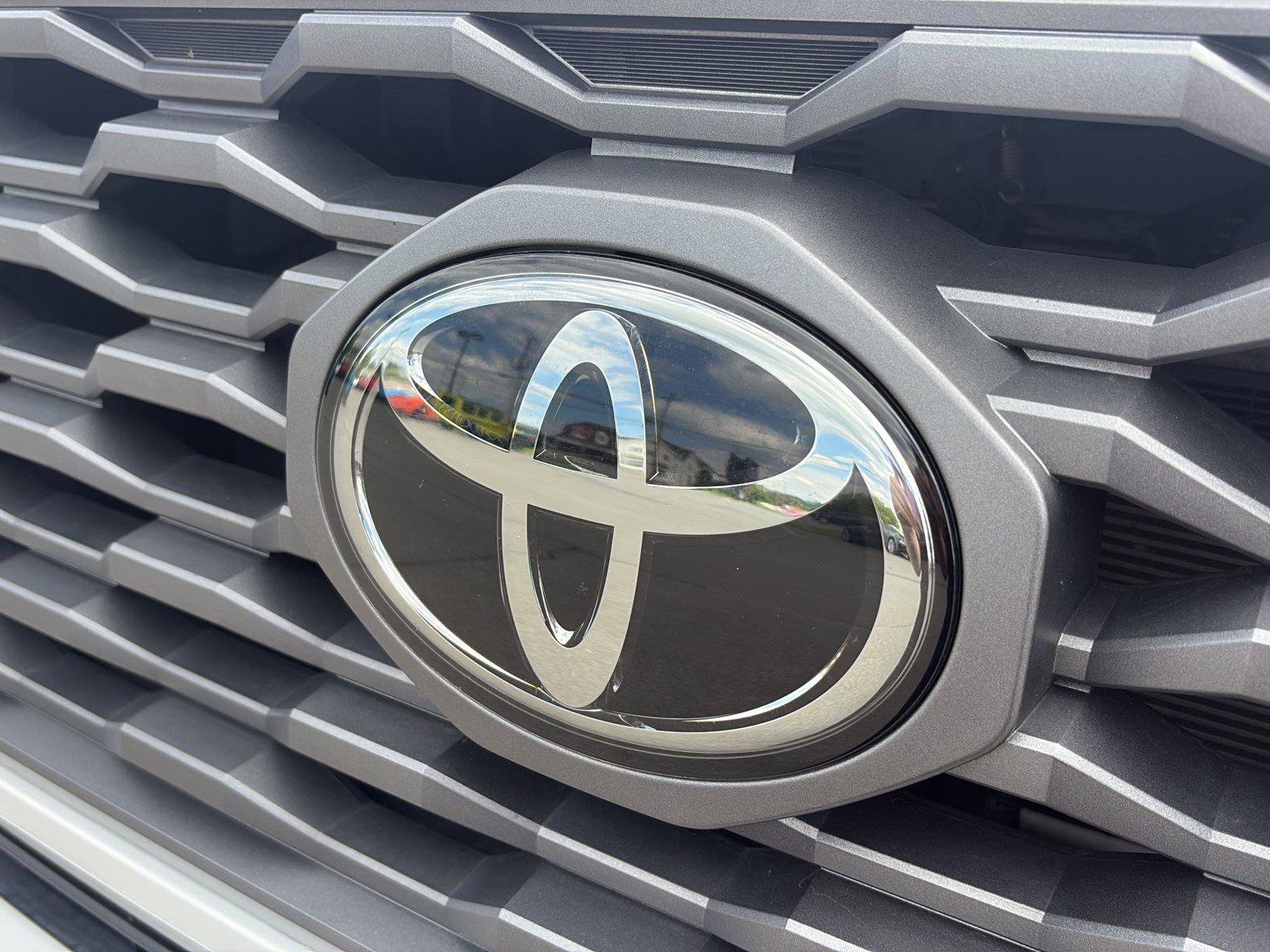 Used 2022 Toyota Tacoma TRD Off-Road AWD/4WD image 10