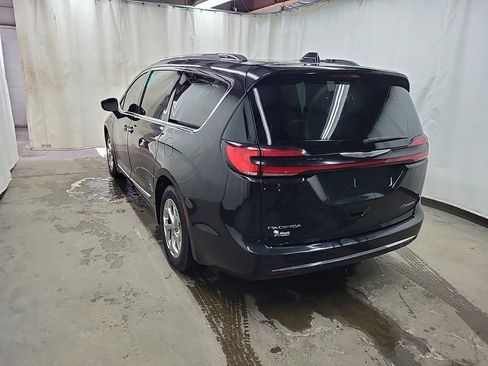 Used 2021 Chrysler Pacifica Limited w/ Uconnect Theater Family Group image 3