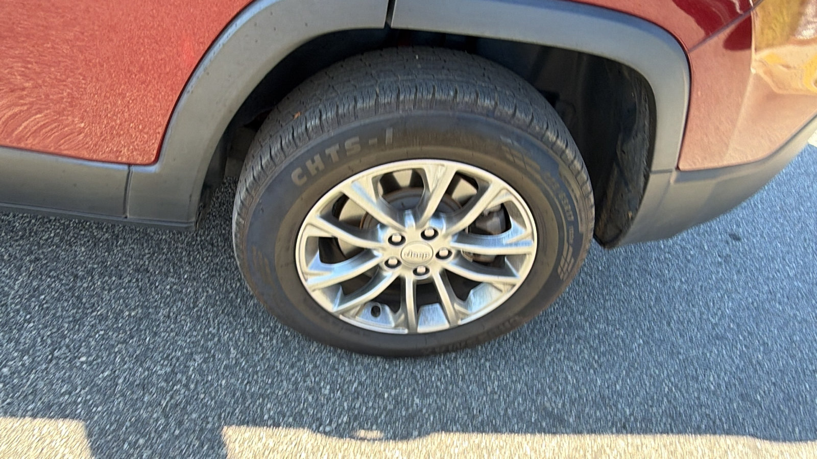Used 2019 Jeep Cherokee Latitude Plus AWD/4WD image 12