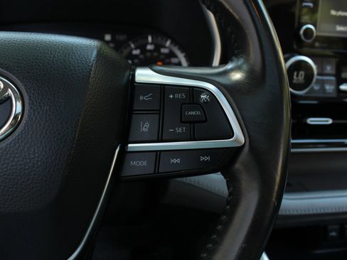 Used 2021 Toyota Highlander XLE AWD/4WD image 31