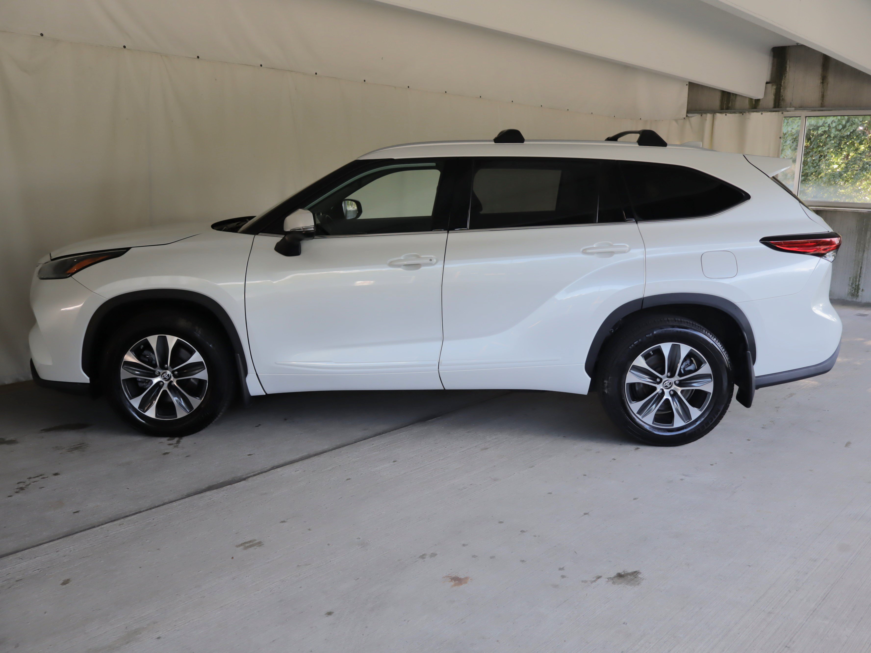 Used 2022 Toyota Highlander XLE AWD/4WD image 28