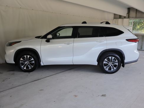 Used 2022 Toyota Highlander XLE AWD/4WD image 28