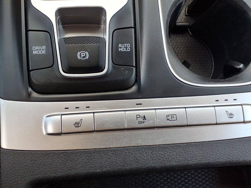 Used 2023 Kia Carnival LX FWD image 29