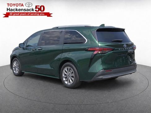 Used 2024 Toyota Sienna XLE FWD image 3