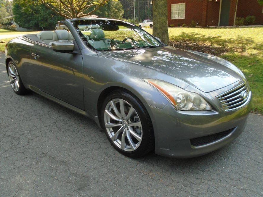 Used 2010 INFINITI G37 Convertible w/ Premium Pkg RWD image 3