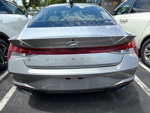 Used 2022 Hyundai Elantra SEL w/ Convenience + Premium Package FWD image 5