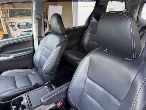 Used 2015 Toyota Sienna SE Premium FWD image 13