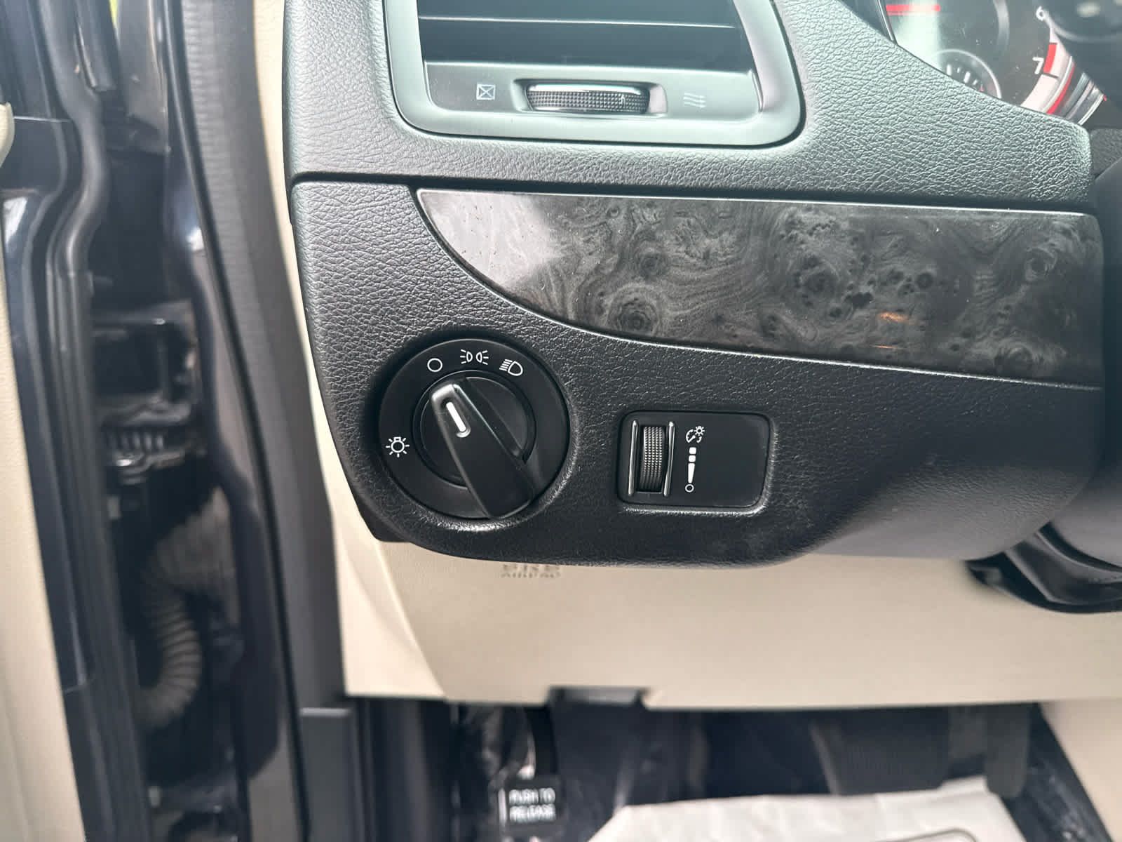 Used 2014 Dodge Grand Caravan SXT FWD image 19