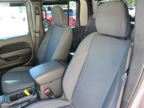 Used 2024 Jeep Gladiator Sport AWD/4WD image 19