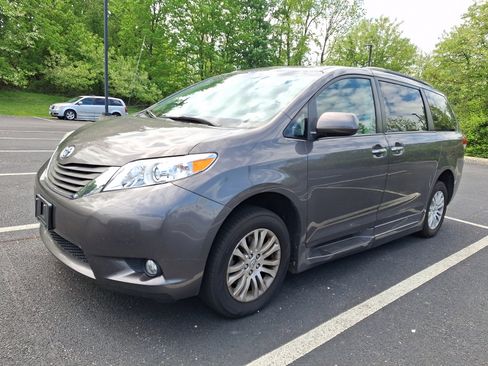 Used 2013 Toyota Sienna XLE FWD image 2