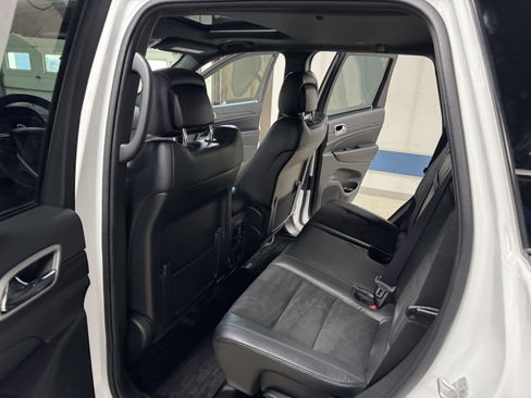 Used 2022 Jeep Grand Cherokee Laredo X image 12