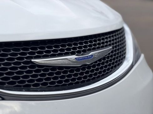 Used 2018 Chrysler Pacifica Touring Plus image 28