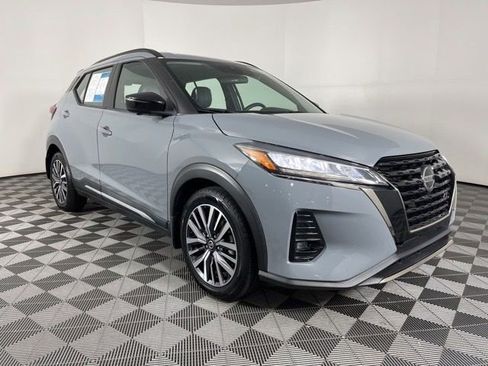 Used 2021 Nissan Kicks SR w/ SR Premium Package FWD image 3