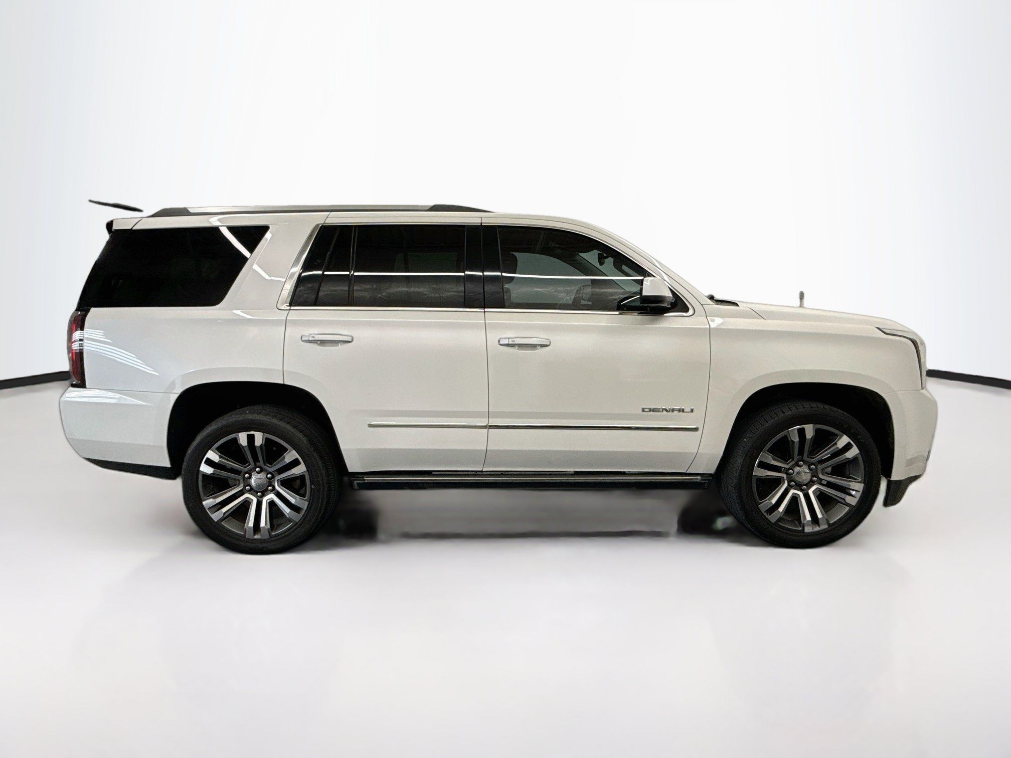 Used 2020 GMC Yukon Denali w/ Denali Premium Package RWD image 10
