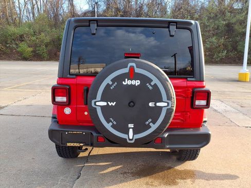 Used 2018 Jeep Wrangler Unlimited Sahara image 6