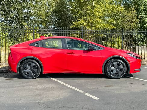 Used 2025 Toyota Prius LE FWD image 2