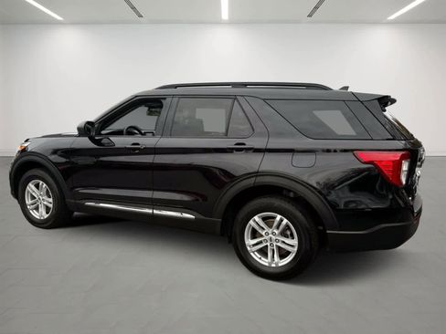 Used 2023 Ford Explorer XLT image 3
