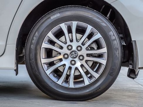 Used 2018 Toyota Sienna XLE Premium image 14