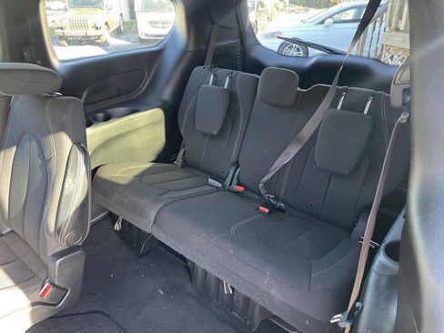 Used 2020 Chrysler Pacifica Touring w/ Advanced Safetytec Group image 11