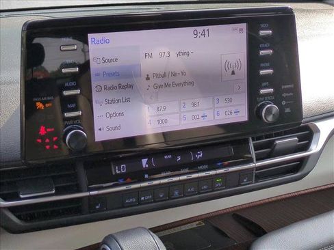 Used 2022 Toyota Sienna XLE w/ XLE Plus Package FWD image 18