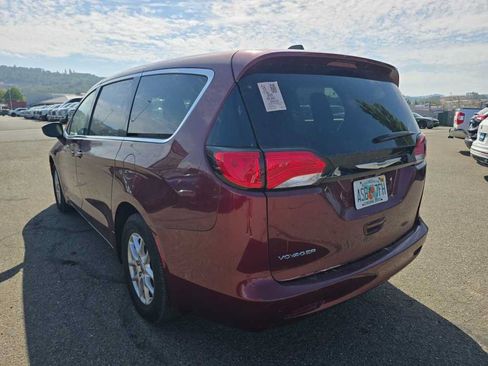 Used 2022 Chrysler Voyager LX FWD image 9