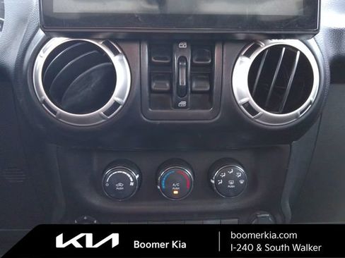 Used 2018 Jeep Wrangler Unlimited Sahara AWD/4WD image 12