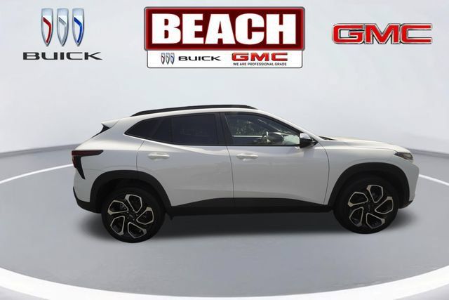 Used 2025 Chevrolet Trax RS FWD image 2