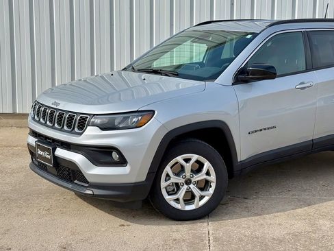 Used 2025 Jeep Compass Latitude image 2