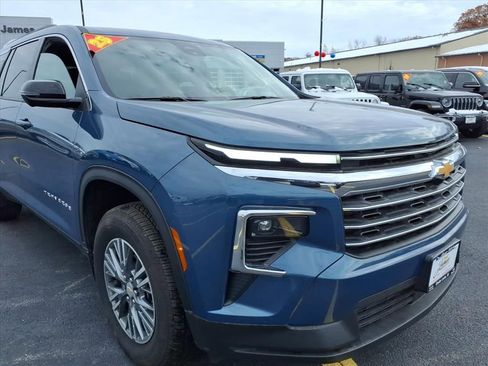 Used 2025 Chevrolet Traverse LT w/ Driver Confidence Package image 8