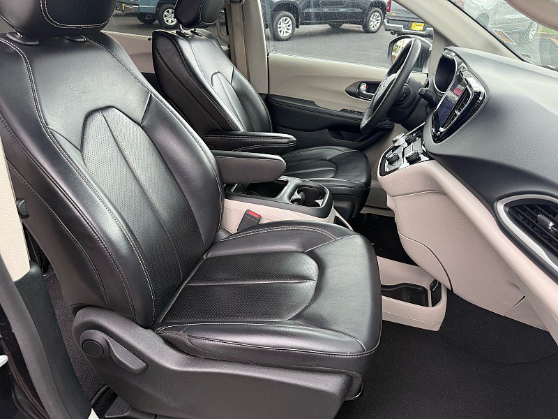 Used 2023 Chrysler Pacifica Touring-L FWD image 21