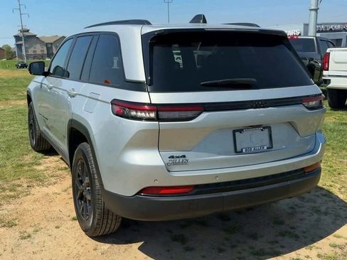 Used 2025 Jeep Grand Cherokee Altitude AWD/4WD image 5