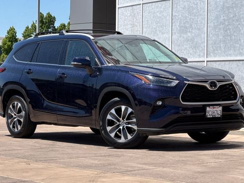 Used 2022 Toyota Highlander XLE FWD image 2