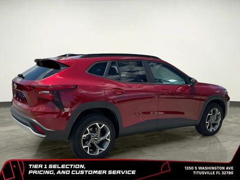 Used 2025 Chevrolet Trax LT w/ LT Convenience Package FWD image 11