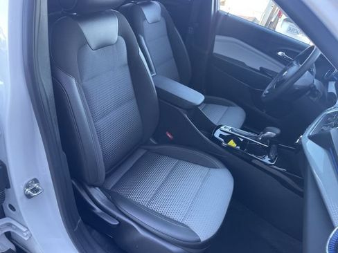 Used 2025 Chevrolet Trax LT FWD image 40