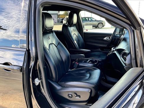 Used 2018 Chrysler Pacifica Touring-L w/ Premium Audio Group image 8