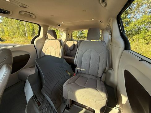 Used 2018 Chrysler Pacifica Touring Plus w/ Tire & Wheel Group image 22