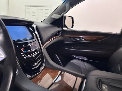 Used 2019 Cadillac Escalade ESV Luxury AWD/4WD image 32