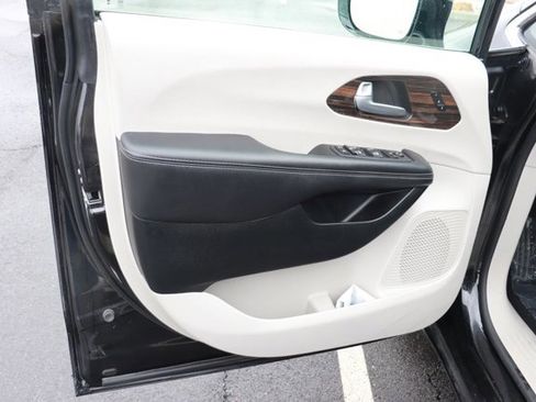 Used 2023 Chrysler Pacifica Limited image 10