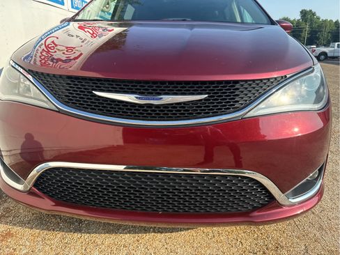 Used 2018 Chrysler Pacifica Touring-L FWD image 11