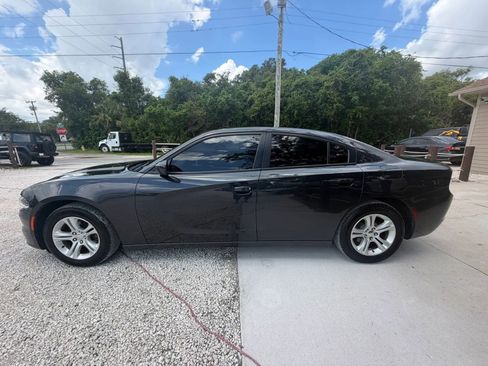 Used 2019 Dodge Charger SXT RWD image 4