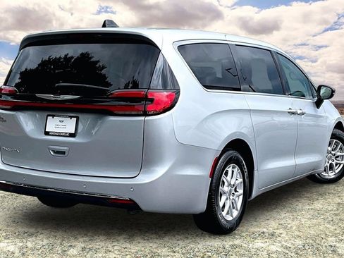 Used 2024 Chrysler Pacifica Touring-L FWD image 5