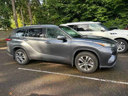 Used 2020 Toyota Highlander XLE AWD/4WD image 4