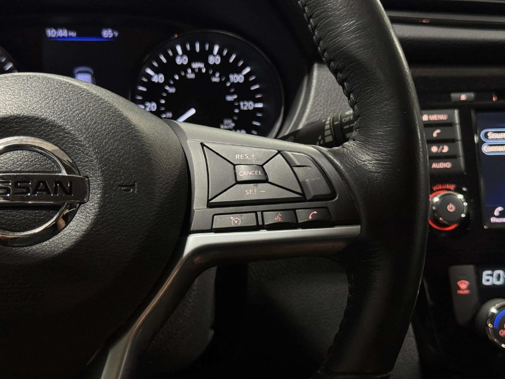 Used 2018 Nissan Rogue SV AWD/4WD image 16