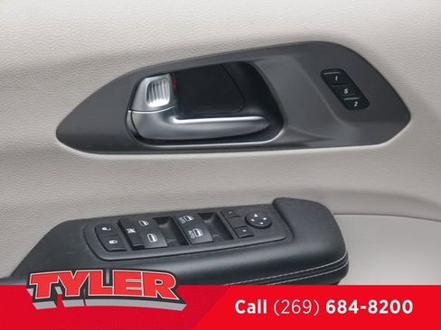 Used 2023 Chrysler Pacifica Touring-L FWD image 22