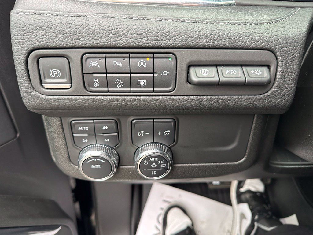 Used 2022 GMC Yukon XL Denali AWD/4WD image 38