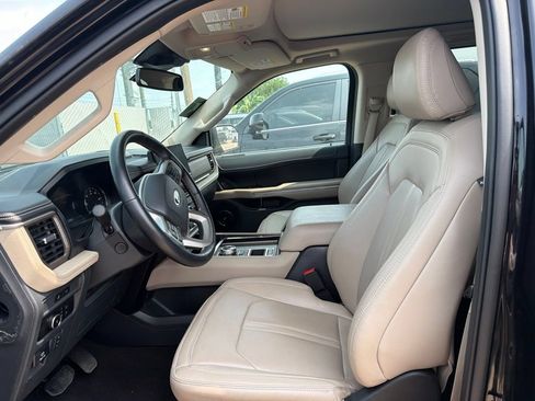 Used 2024 Ford Expedition Limited RWD image 2