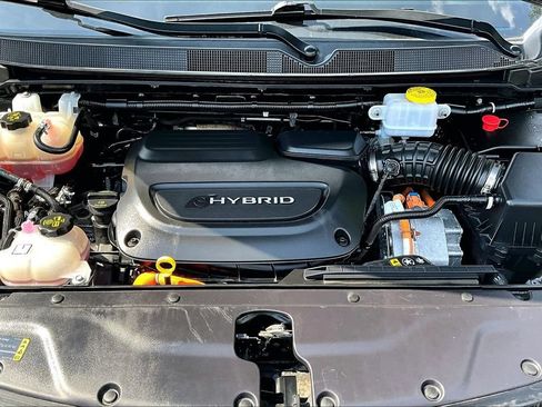 Used 2024 Chrysler Pacifica Premium FWD image 30