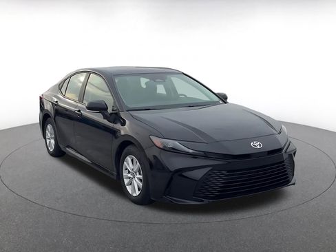 Used 2025 Toyota Camry LE image 3